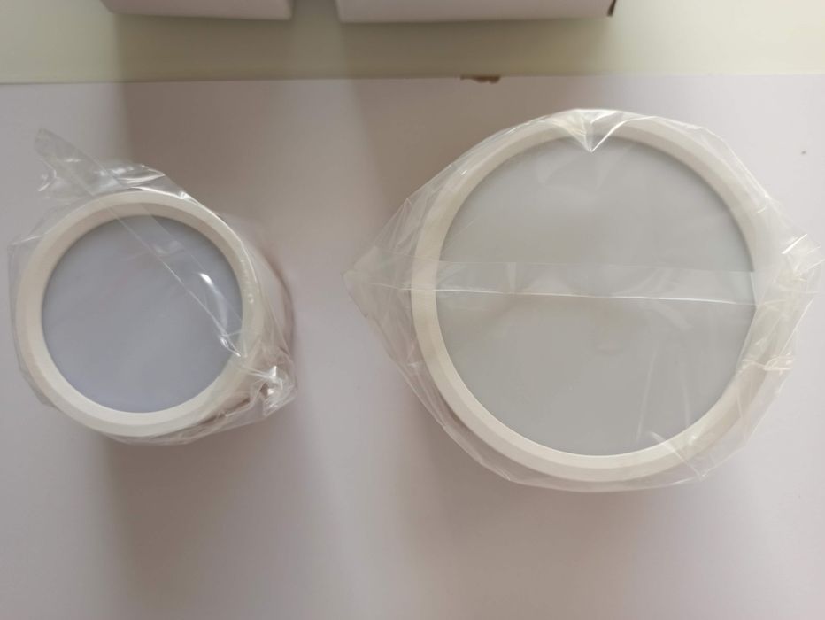 Candeeiro LED redondo branco e madeira