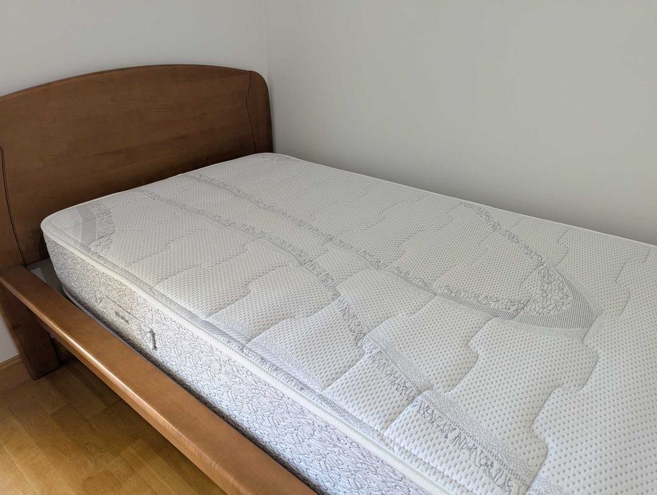 Cama individual com colchão