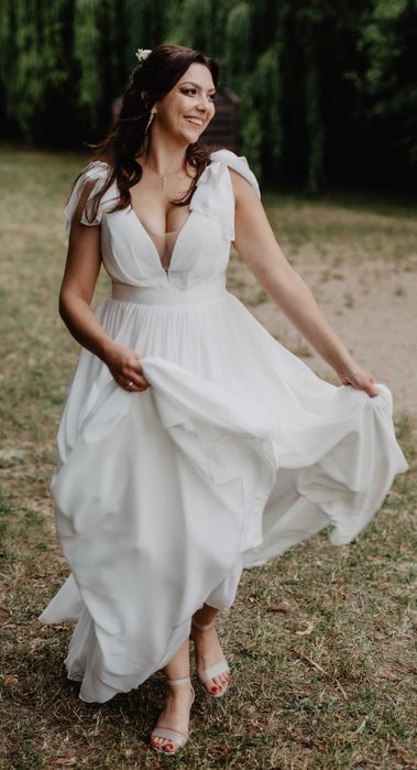 suknia ślubna na sprzedaż, gładka, duży dekolt