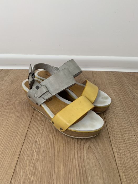 Buty na koturnie Monnari srebro żółte sandały
