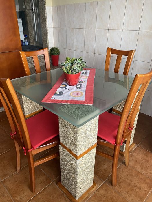 Mesa de cozinha + 4 cadeiras