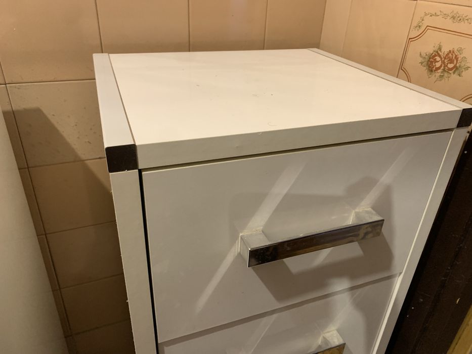 Szafka łazienkowa ubikacja WC reczniki kosmetyki