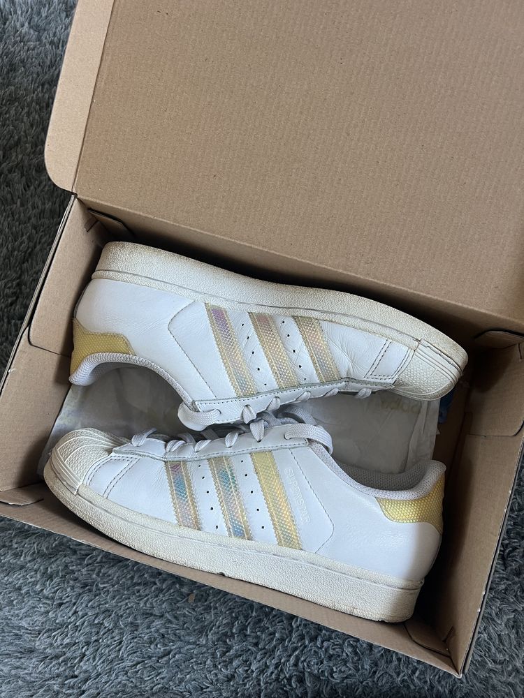 Adidas superstar z holograficznymi paskami 2025