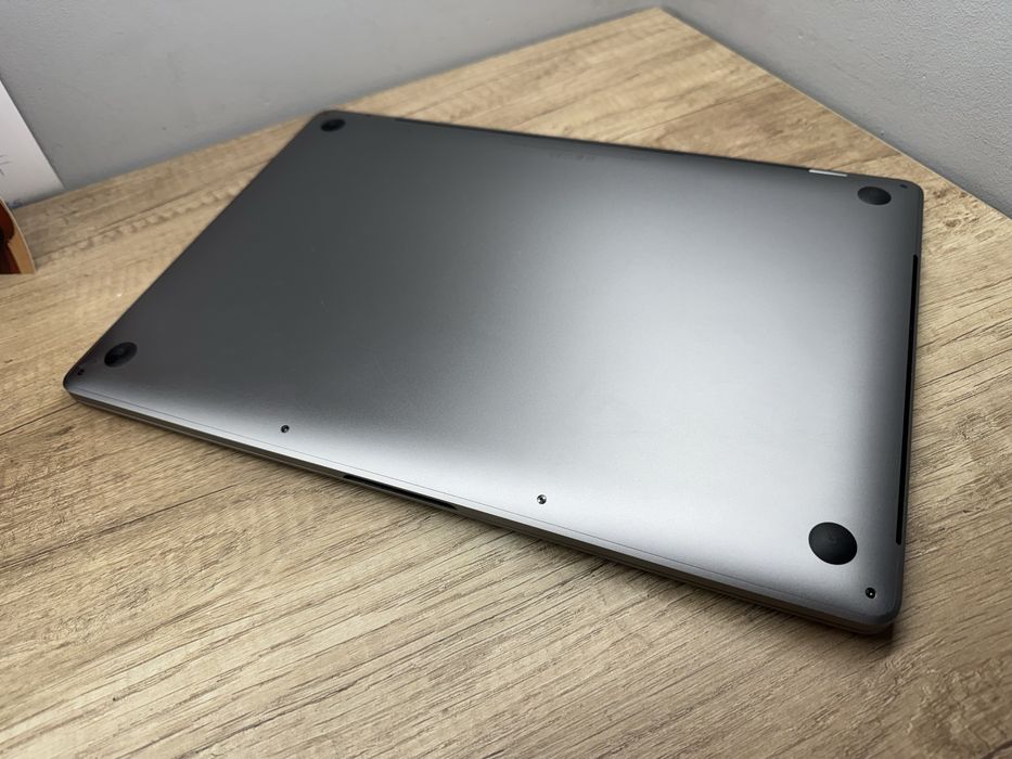 Macbook PRO Retina 15.4” czterordzeniowy 2.8 GHz 16GB ssd 256