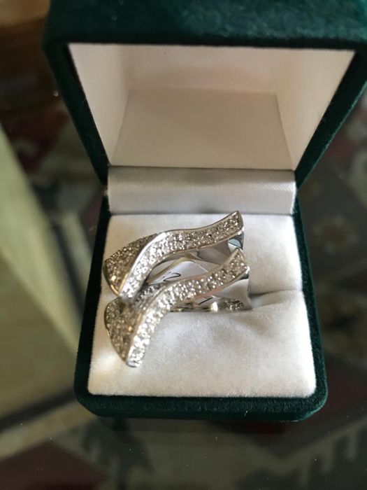 Anel com diamantes