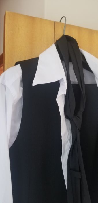 Vendo fato de universitário masculino completo.   Lusofona