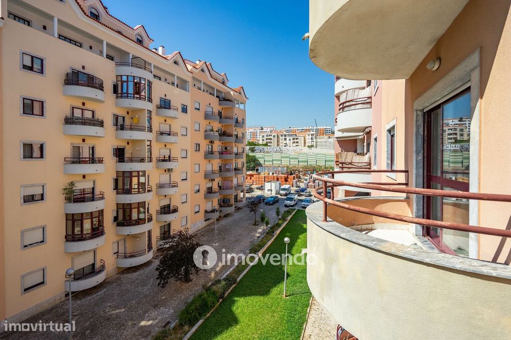 Apartamento T3 com áreas amplas, varandas e arrecadação, em Alverca