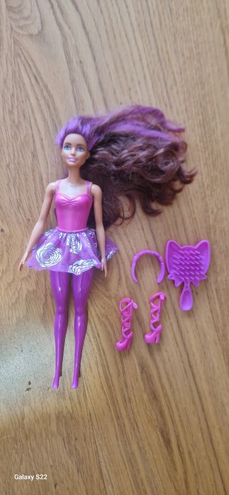 Sprzedam lalkę Barbie seria color reveal