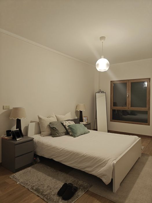 Cama IKEA Askvoll + 2 Mesas Cabeceira MALM (oferta colchão)