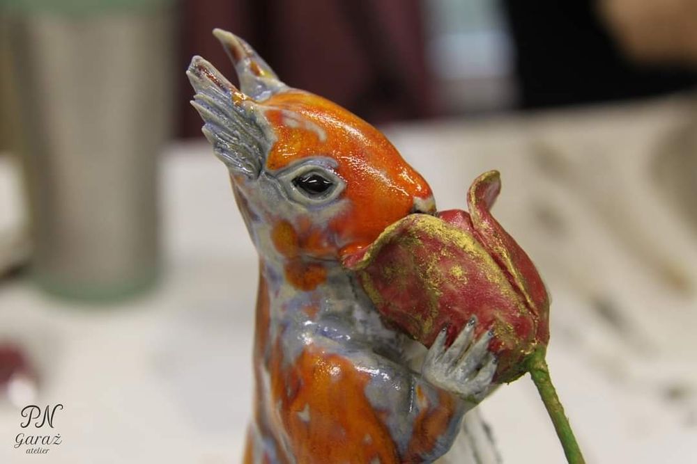 Witam,  patera ceramiczna z wiewiórką i tulipanem