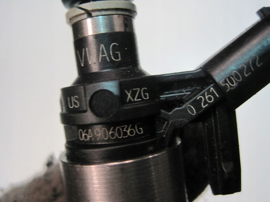 Wtrysk wtryskiwacz paliwa VW 06A906036A