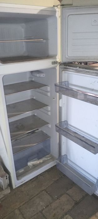 Lodówka retro amica kremowa