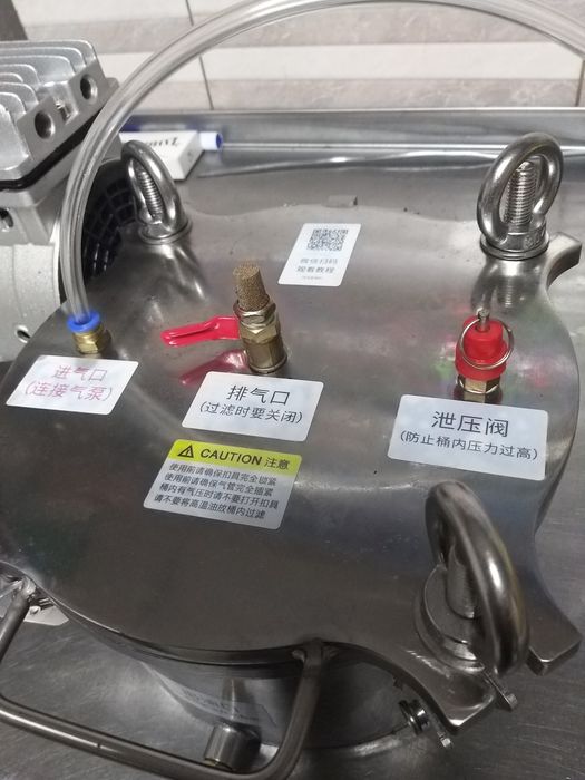 Filtrowanie pod cisnieniem oleju zimnotłoczonego , wina.