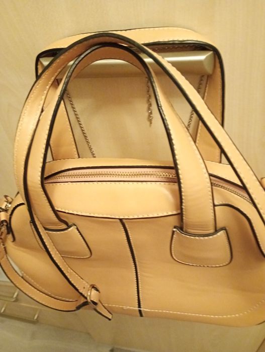 Piękna torebka do ręki i na ramię po przekątnej ma pasek regulowany.