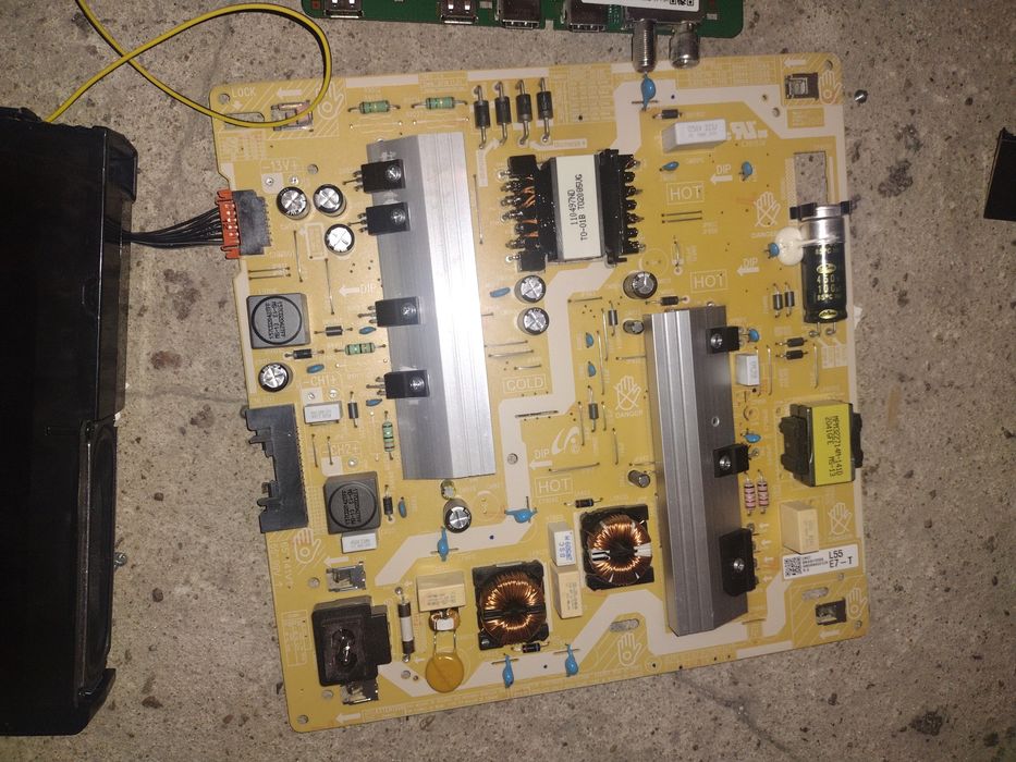 Komplet elektroniki do telewizora Samsung model na zdjęciu.
