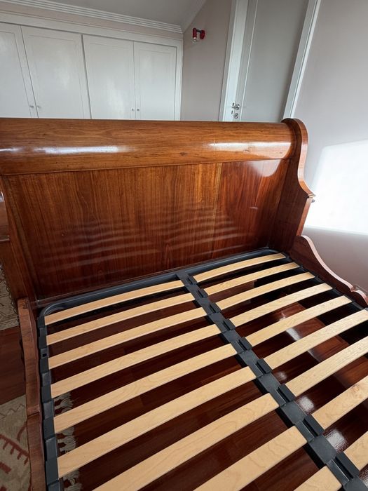 Vendo  cama de casal antiga estilo Imperio, madeira maciça.