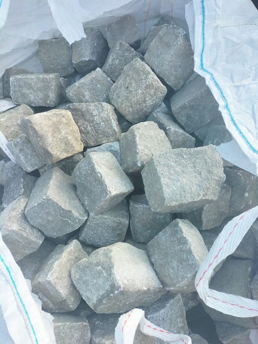Kostka granitowa ze Strzegomia rozmiar średni  2 PLN sztuka