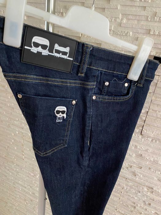 Modne jeansy z ozdobnymi naszywkami premium karl S