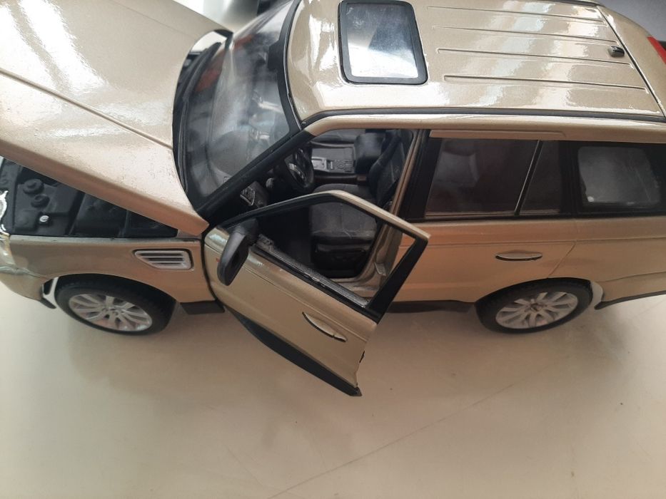 Продам модель range rover 1/18 burago