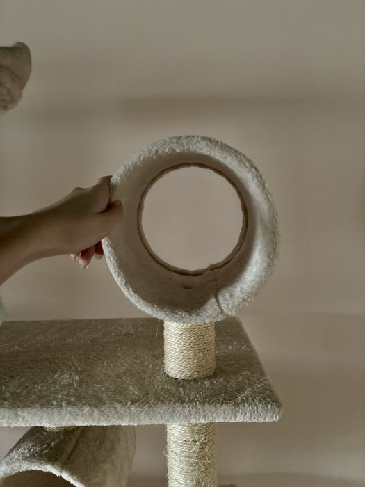 Arvore para gatos grande de cor bege