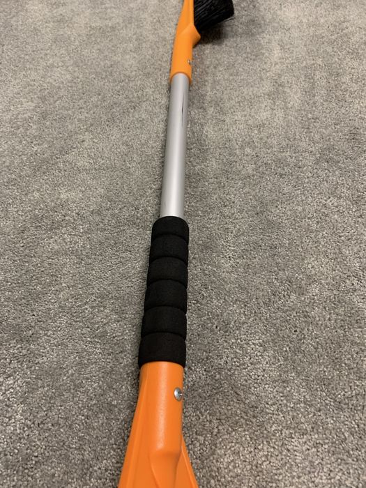 Щетка со скребком от снега 80 см lavita