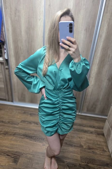 Asos satynowa zielona sukienka wesele