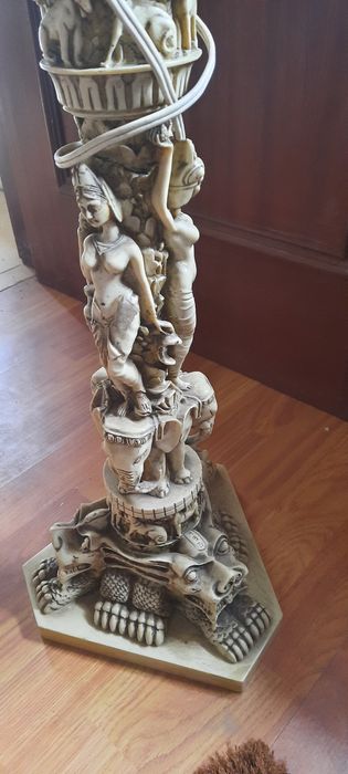 Candeeiro antigo de chão em marmorite