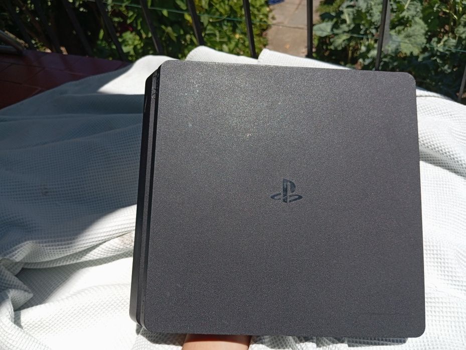 PlayStation 4 Slim 1TB + FIFA 20