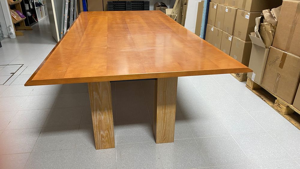 Mesa de reuniões em madeira