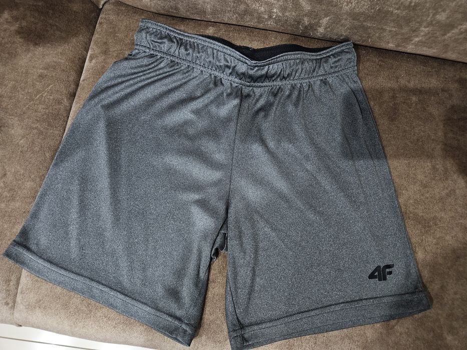 Spodenki chłopięce ciemny szary melanż 4F rozmiar 134-140