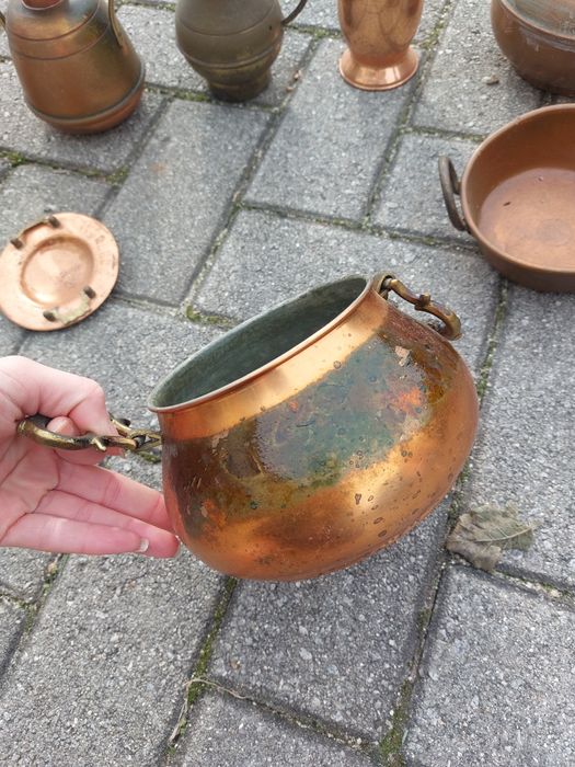 Várias antiguidades em cobre e latão