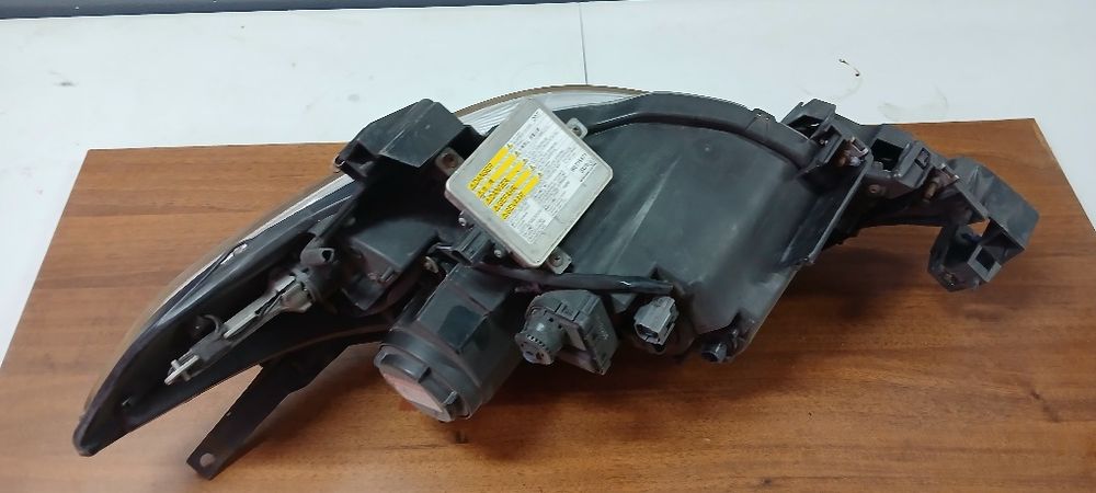 Sprzedam lampy przednie Mazda 5 2005 xenon