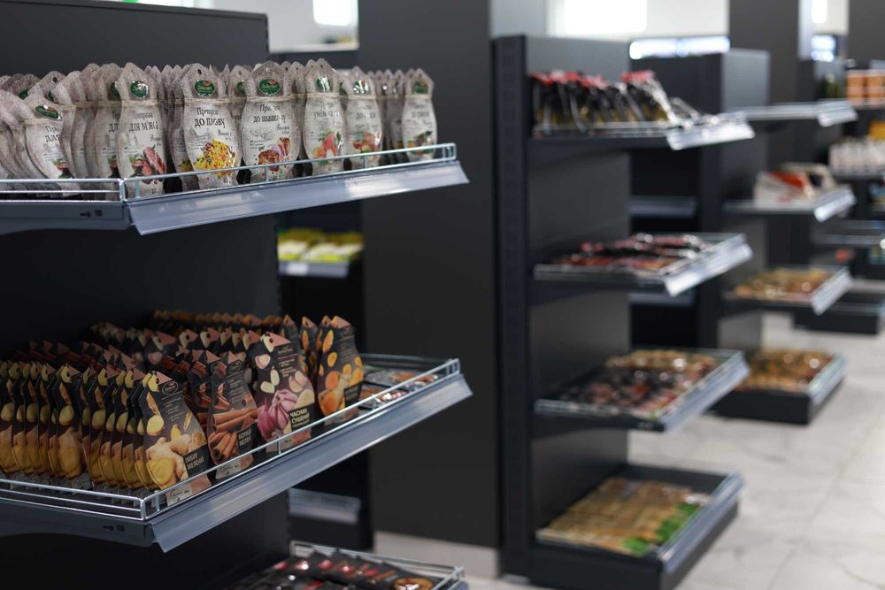 Торгові стелажі. Каса. Гачки. Торгове обладнання. Вітрини. Полки в маг