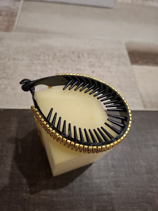 Acessório para o cabelo dourado