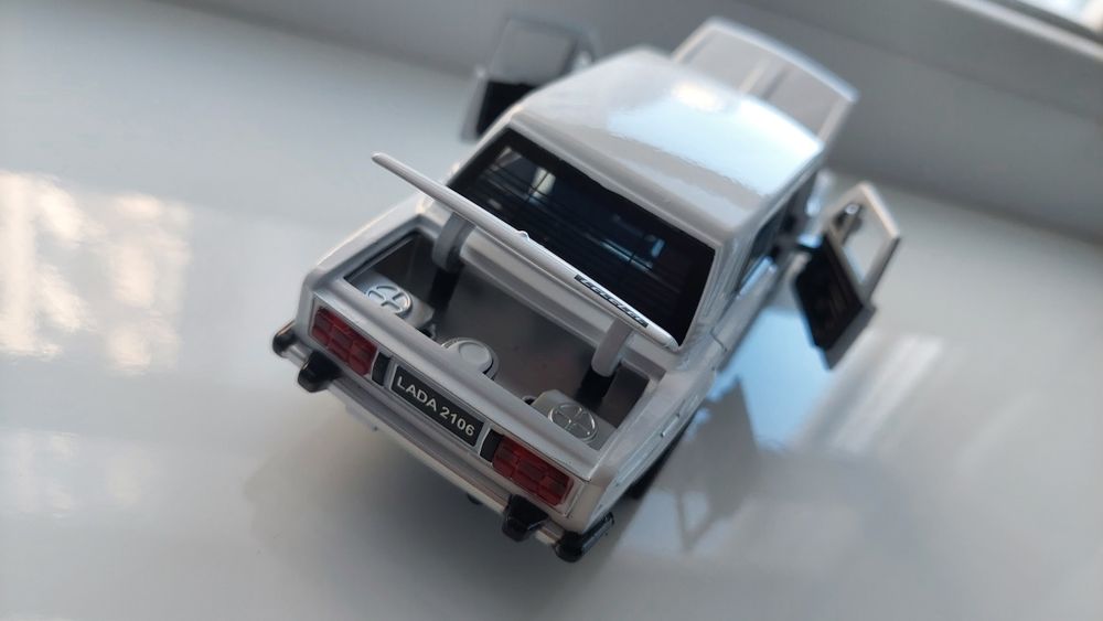 Моделька миталева LADA-2106 біла
