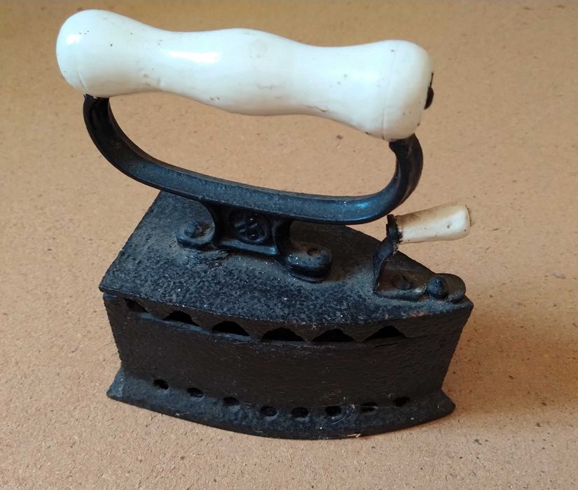 Ferro a carvão antigo