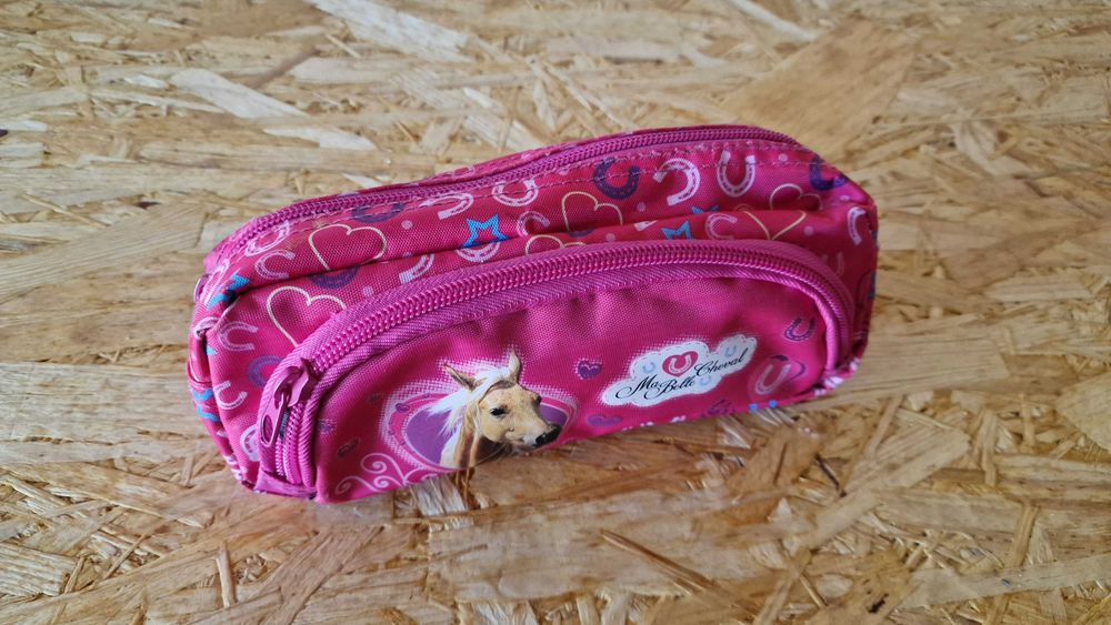 Piórnik szkolny Motyw konia Dla dziewczynki