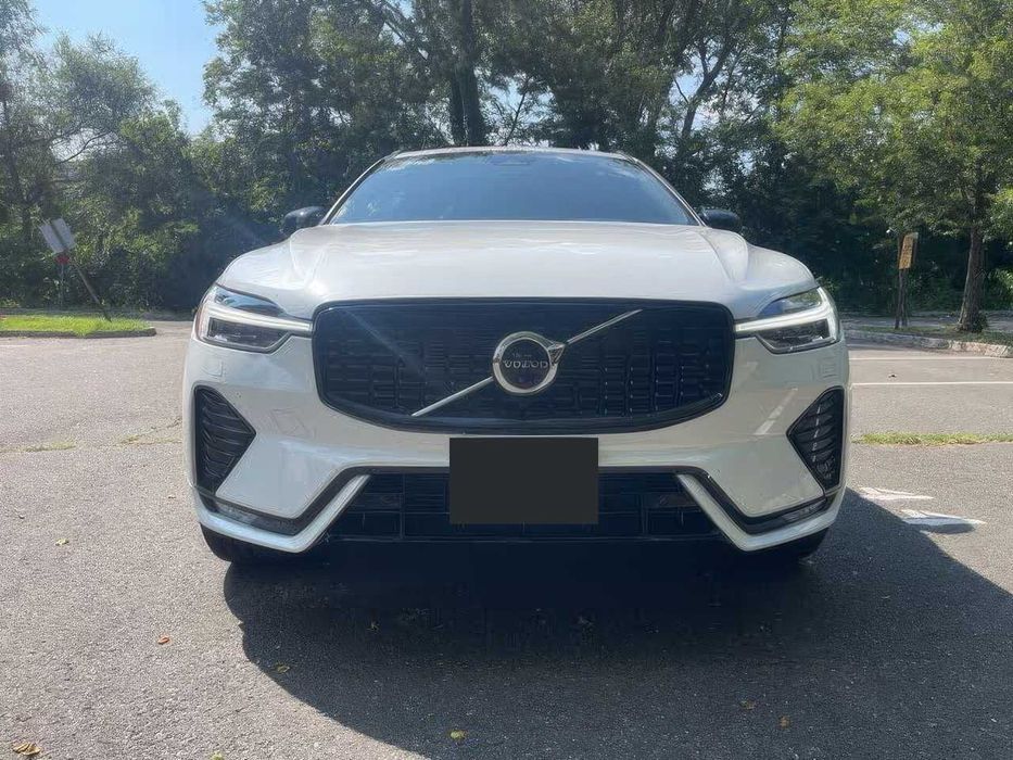 Volvo XC60 B6 R-Design      2022