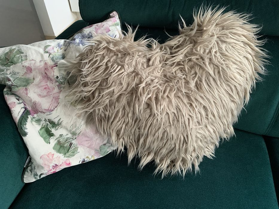 Włochata poduszka dekoracyjna w kształcie serca