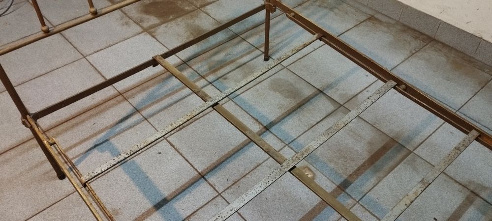 Cama de ferro muito antiga