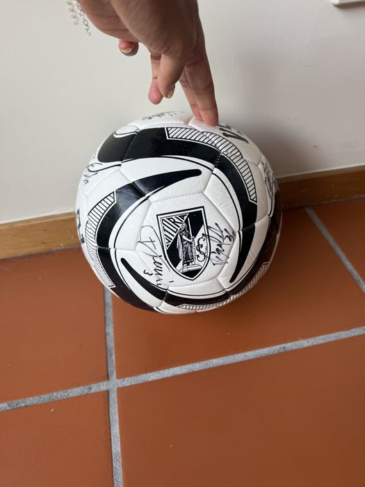 Bola do Vitoria assinada pelo plantel