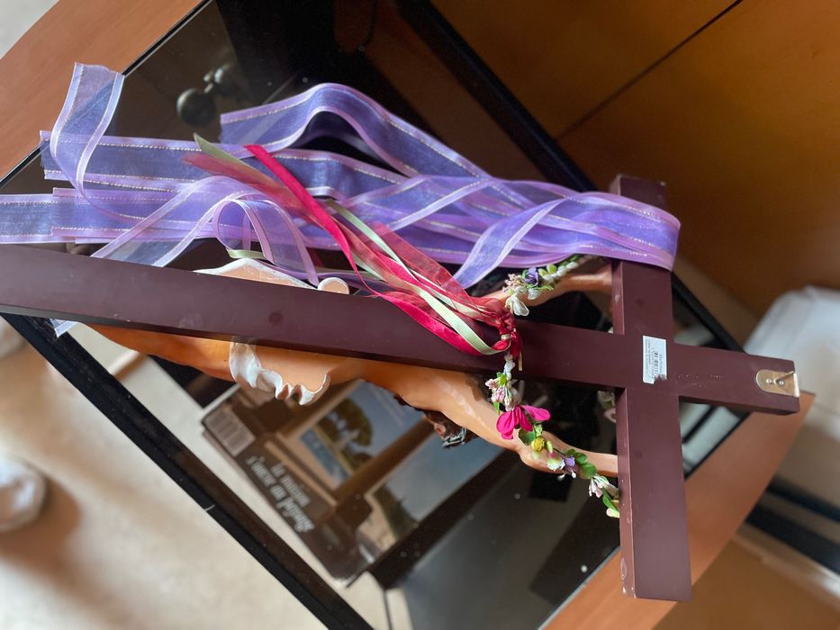 Crucifixo em madeira e loiça