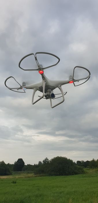 DJI phantom 4 + 2 baterii + osłony śmigieł