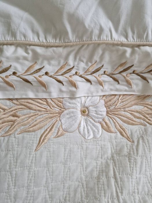 Покрывало с наволочками и наматрасником