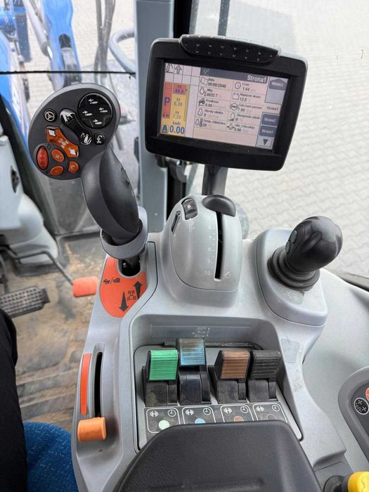 Ciągnik rolniczy New Holland t 7 210 auto command
