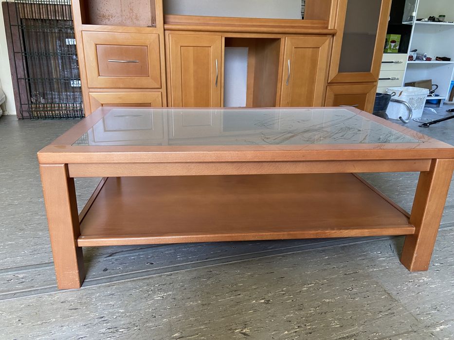 Móvel e mesa de sala em madeira