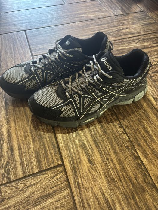 Кросівки Asics.