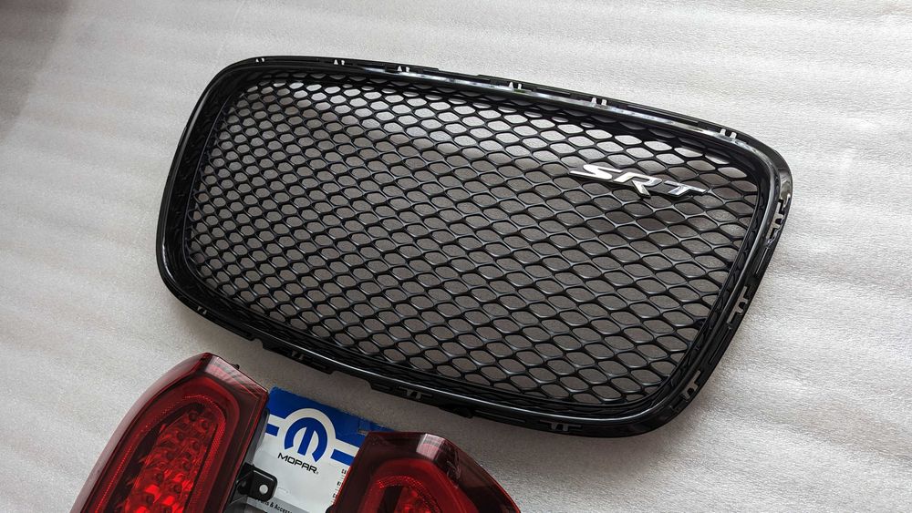 Решітка радіатора нова оригінал CHRYSLER 300 15-23р. решетка радиатора