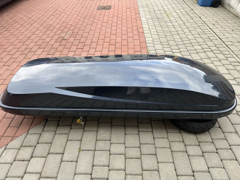 Box dachowy z belkami na relingi