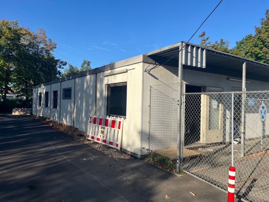 Zestaw kontenerów biurowych 9 m – 7 modułów, 160 m²